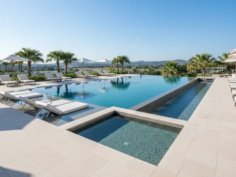 Pool with sun loungers and a shallow section